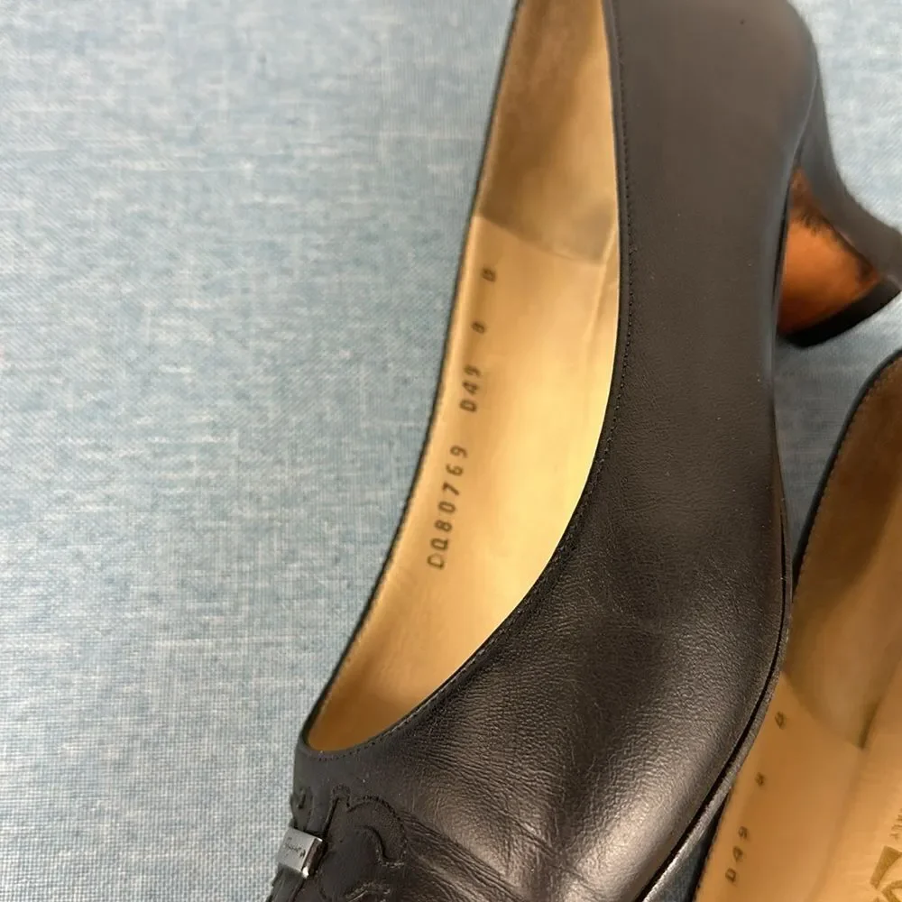 Vintage Salvatore Ferragamo Black Leather Pumps With Metal Logo Size 8 B
